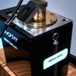 「未来の移動手段：水素燃料電池車とその革新的モーター技術の解明」