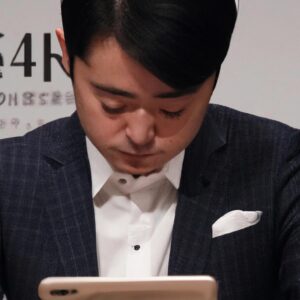 「SNSのやりすぎが招く落とし穴:自己演出の罠とは?」