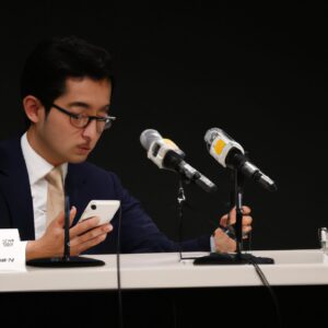 「SNSのやりすぎが引き起こす中毒現象:私たちの心と社会に何が起きているのか?」